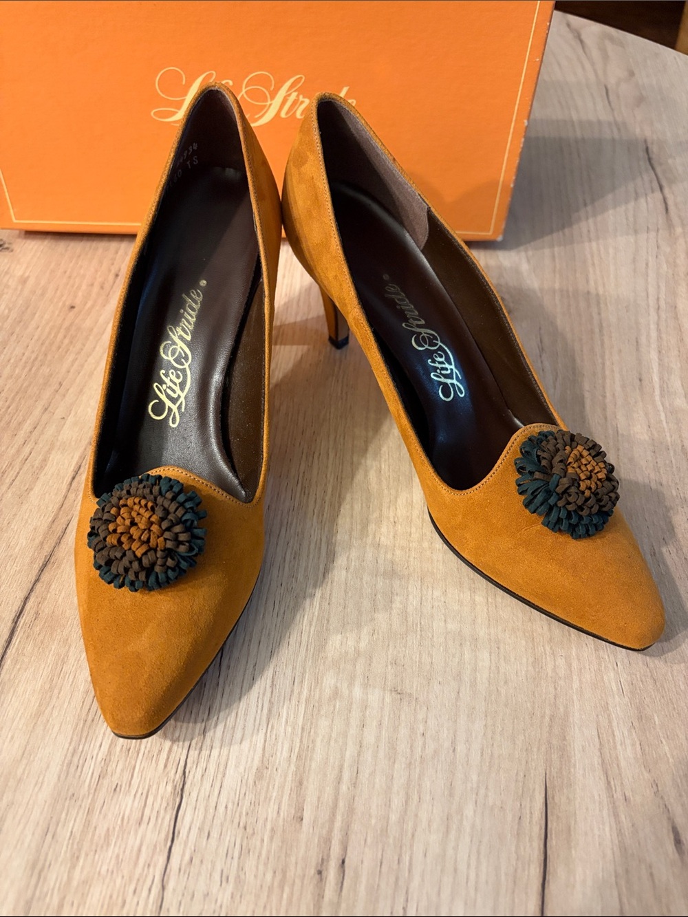 LIFESTRIDE ROBIN SUEDE PUMPS GOLDSTONE ROSETTE HEELS SIZE 8.5